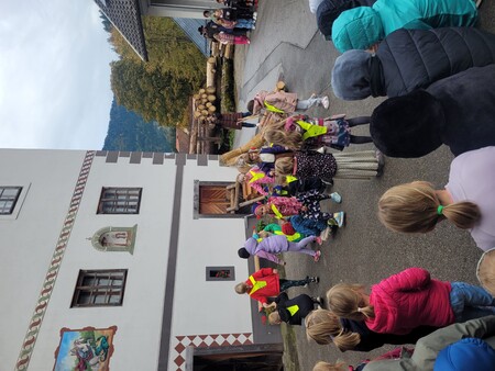 Prireditev DEKD pri Juvanovi hiši